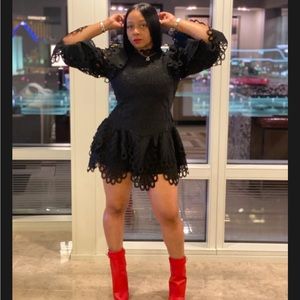 Black Dress
Zipper closure
Long sleeve
Ruffle
100% polyester
Model is in Medium